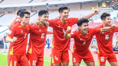 Sao U.23 Việt Nam 'mở mắt' đã thấy đội mình bỗng dưng thăng hạng V-League
