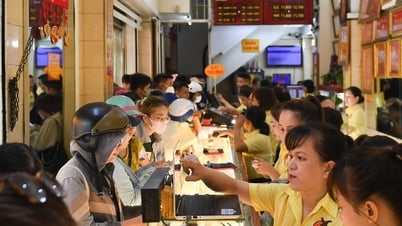 Giá vàng hôm nay 1/8/2025: Vàng SJC neo trên 121 triệu đồng/lượng, nhẫn bật tăng