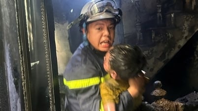 Cảnh sát PCCC giải cứu 3 người mắc kẹt trong vụ hỏa hoạn tại phường Bồ Đề