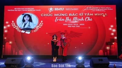 Buon Ma Thuot 의과대학 및 약학대학은 351명의 신규 약사, 의사 및 간호학 학사에게 졸업장을 수여했습니다.