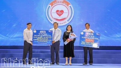 1.050 suất quà, học bổng đến với học sinh có hoàn cảnh khó khăn