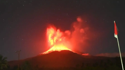 Núi lửa Lewotobi Laki-laki ở Indonesia phun dữ dội, cột tro bụi cao tới 18km