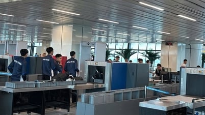 Ôm con vài tháng tuổi vẫn phải tháo thắt lưng, cởi giày để kiểm tra an ninh ở sân bay