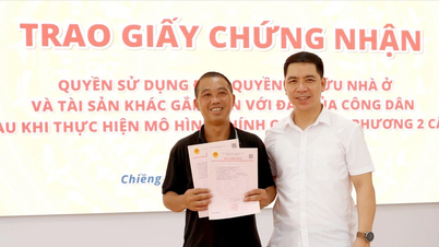 Hộ đầu tiên của xã Chiềng Ken được chính quyền cấp xã cấp giấy chứng nhận quyền sử dụng đất