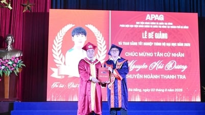 Phân hiệu Học viện Hành chính và Quản trị công tại Đà Nẵng trao bằng tốt nghiệp cho sinh viên