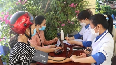 Bệnh viện Phổi Đà Nẵng khám sàng lọc miễn phí cho người dân cảng cá Thọ Quang