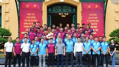 Đoàn Văn Hậu và tân binh đội CAHN Phạm Lý Đức cùng xuất hiện trong lễ báo công dâng Bác