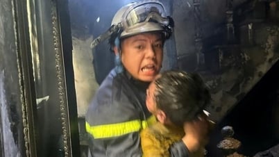 Hà Nội: Kịp thời giải cứu 3 người mắc kẹt trong vụ cháy nhà dân ở Bồ Đề