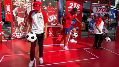 Huyền thoại CLB Arsenal Gilberto Silva đội nón lá, tâng bóng cùng Tiến Linh