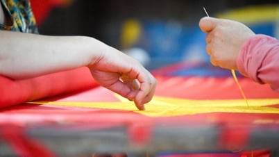 Tất bật may lá cờ Tổ quốc khổng lồ 600m2 chào mừng 80 năm Quốc khánh 2/9