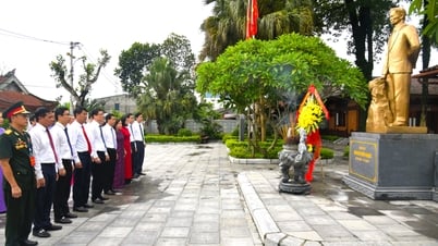 Đoàn đại biểu Đại hội Đảng bộ các cơ quan Đảng tỉnh dâng hương Khu lưu niệm đồng chí Hoàng Đình Giong