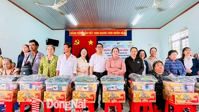 ด่งนาย: มอบรถเข็นและของขวัญให้กับผู้พิการและผู้ด้อยโอกาส
