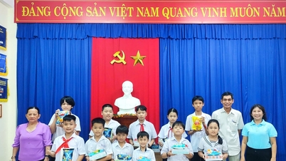 Tiếp sức trò nghèo trước năm học mới