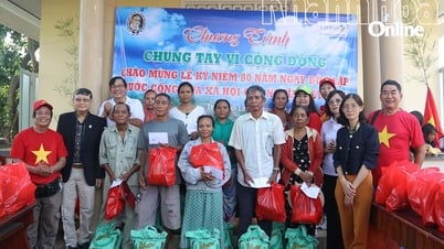 Tặng 60 phần quà cho người dân thôn Suối Lau 2