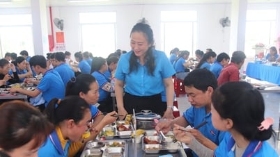 Ấm áp "Bữa cơm công đoàn" cho gần 600 công nhân lao động