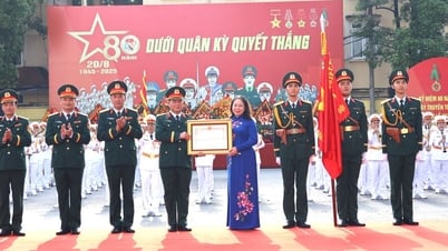 Phó Chủ tịch nước Võ Thị Ánh Xuân trao Huân chương Bảo vệ Tổ quốc hạng Nhì tặng Đoàn Nghi lễ Quân đội