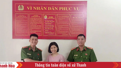 Nhặt được túi xách, 2 cán bộ công an xã Hoằng Hóa trả lại cho người đánh rơi