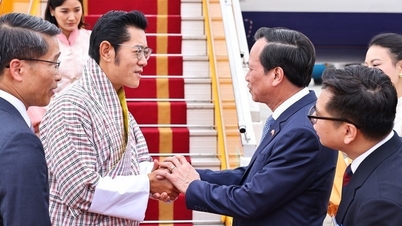 König und Königin von Bhutan kommen in Hanoi an