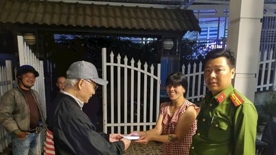 Nỗ lực tìm kiếm và trao trả điện thoại iPhone cho du khách nước ngoài