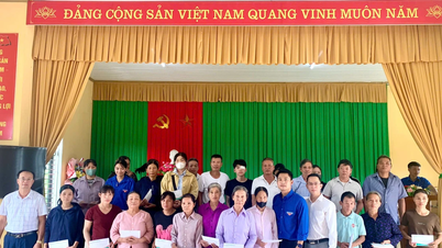 Tỉnh đoàn Lào Cai tặng 150 thẻ khám - chữa bệnh cho các gia đình có hoàn cảnh khó khăn