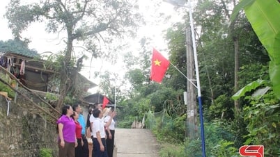 Chung tay thắp sáng bản làng