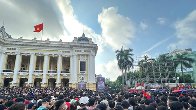 Show Việt Nam trong tôi: Nhà hát lớn đông nghịt người chờ phát vé miễn phí