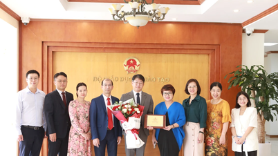 Bộ GD&ĐT tặng Kỷ niệm chương Vì sự nghiệp Giáo dục cho người nước ngoài