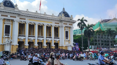 Hàng ngàn người đội nắng chờ nhận vé concert miễn phí