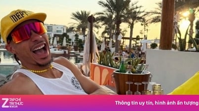 Tân binh Liverpool sống xa hoa cùng bạn gái