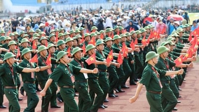 13개 대중예술단체가 80주년 국경일 퍼레이드를 준비하기 위해 함께 연습하고 있다.