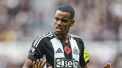 Isak nổi loạn, công khai 'bật' Newcastle