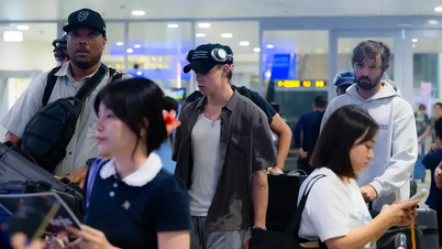 Ngôi sao Úc The Kid LAROI đến Việt Nam: Rapper Double2T "sốc" vì gặp idol trên máy bay, 1 fan ruột đợi suốt 5 tiếng để gặp thần tượng