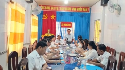 Đồng chí Võ Văn Lực, Tỉnh ủy viên, Phó trưởng Thường trực Ban Tuyên giáo và Dân vận Tỉnh ủy khảo sát, nắm tình hình công tác tuyên giáo và dân vận tại xã Phong Hiệp