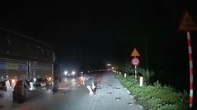 Nam thanh niên dừng xe nhặt gạch rơi trên đường trục Bắc – Nam
