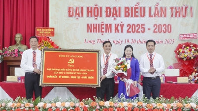 Phó Chủ tịch Thường trực HĐND tỉnh An Giang Lê Hồng Thắm dự Đại hội Đảng bộ xã Long Thạnh