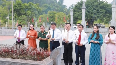 Ban Thường trực Ủy ban MTTQ tỉnh Tuyên Quang dâng hương nhân kỷ niệm 137 năm ngày sinh Chủ tịch Tôn Đức Thắng
