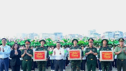 Chủ tịch UBND thành phố Trần Sỹ Thanh thăm, động viên khối tham gia diễu binh, diễu hành A80