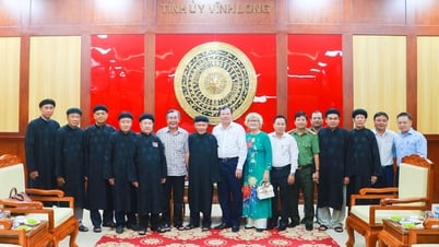 Das Zentrale Exekutivkomitee der buddhistischen Sangha Hoa Hao besuchte die Agenturen der Provinz Vinh Long und gratulierte ihnen.