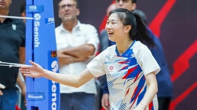 Thanh Thúy làm... phiên dịch, đội tuyển bóng chuyền nữ Việt Nam tập luyện hăng say