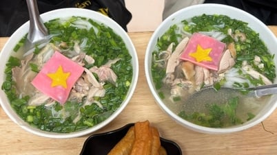 Quán phở gà “yêu nước” gây sốt dịp Quốc khánh 2/9 ở Hà Nội