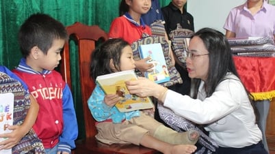 Ban Pháp chế HĐND tỉnh thăm, tặng quà học sinh có hoàn cảnh khó khăn tại xã Tân Tri