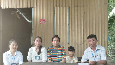 Gieo chữ vùng biên giới: Hành trình 'đi từng ngõ, gõ từng nhà'