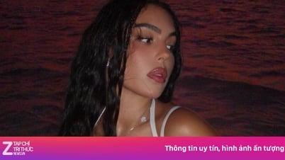 Bạn gái Ronaldo diện đồ trong suốt