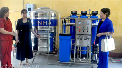 Hội LHPN tỉnh tặng thiết bị cho các trường thuộc Dự án “Xây dựng trường học an toàn hơn với thiên tai”