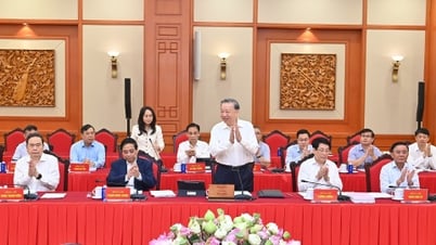 [Photo] Le Politburo travaille avec le Comité permanent du Comité du Parti de Hanoi et le Comité du Parti de Ho Chi Minh-Ville