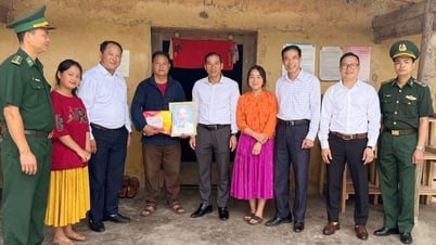 Hơn 1.000 hộ dân biên giới được tặng cờ Tổ quốc và ảnh Bác Hồ nhân dịp kỷ niệm ngày Quốc khánh 2-9