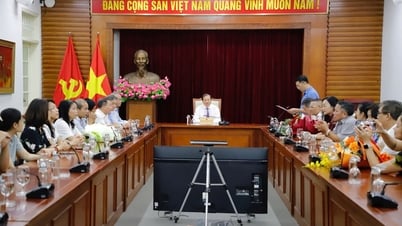 Bộ VHTTDL trao quyết định nghỉ hưu cho 2 cán bộ
