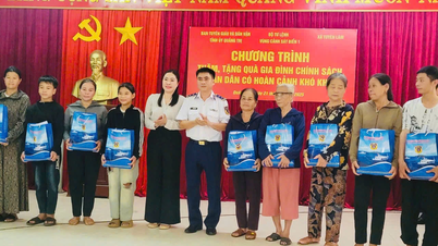 Ban Tuyên giáo và Dân vận Tỉnh ủy và Bộ Tư lệnh Vùng Cảnh sát biết 1 tặng quà gia đình chính sách