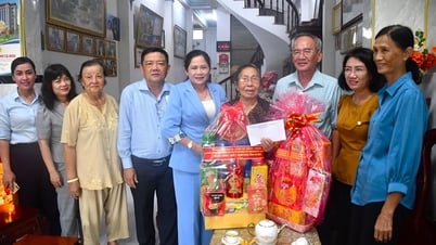 Trưởng Đoàn Đại biểu Quốc hội tỉnh Lữ Văn Hùng thăm, tặng quà gia đình chính sách