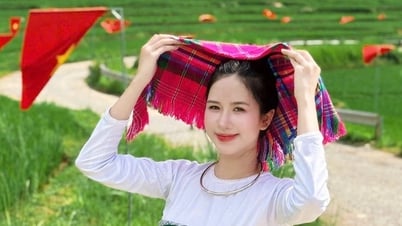 Con đường cờ đỏ sao vàng ở Pù Luông đẹp như tranh, hút khách dịp 2/9